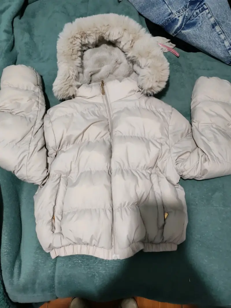 Chaqueta de peluche negra con capucha - 4
