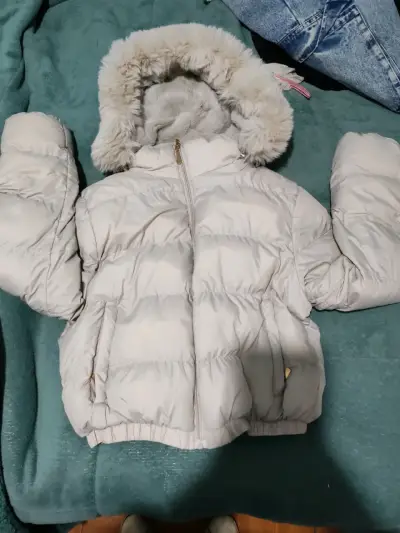 Chaqueta de peluche negra con capucha - miniatura 4