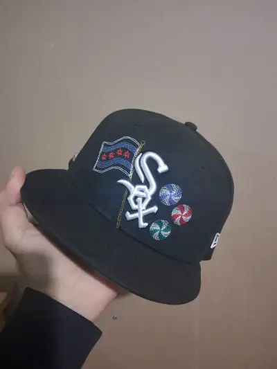 Gorra negra con diseño bordado - miniatura 1