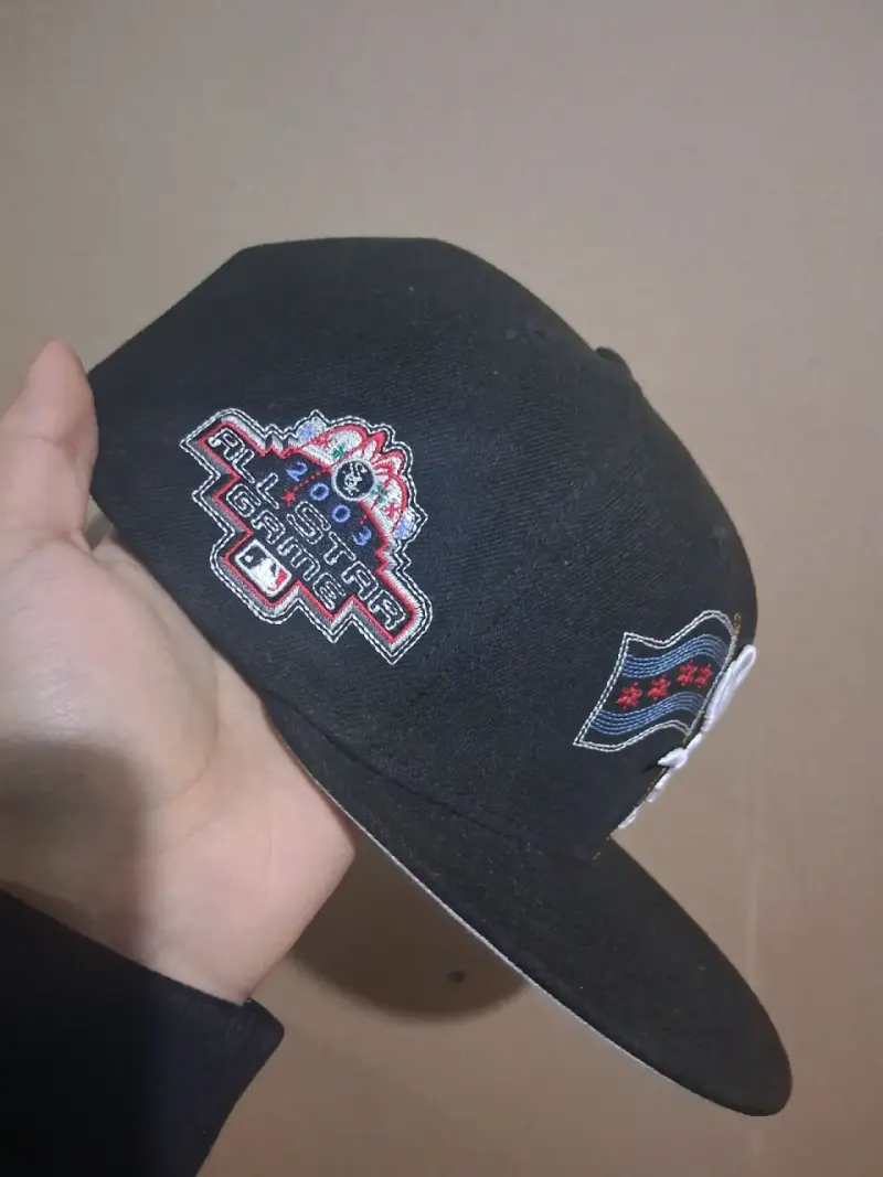 Gorra negra con diseño bordado - 2