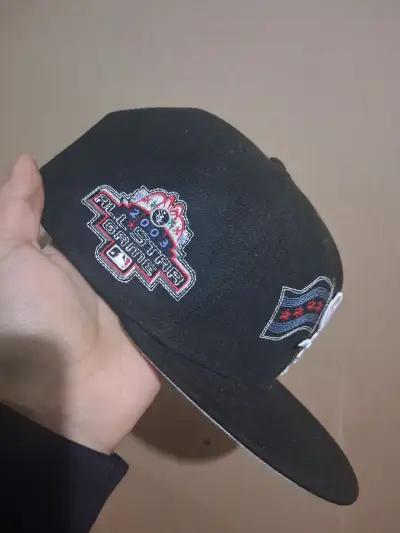 Gorra negra con diseño bordado - miniatura 2