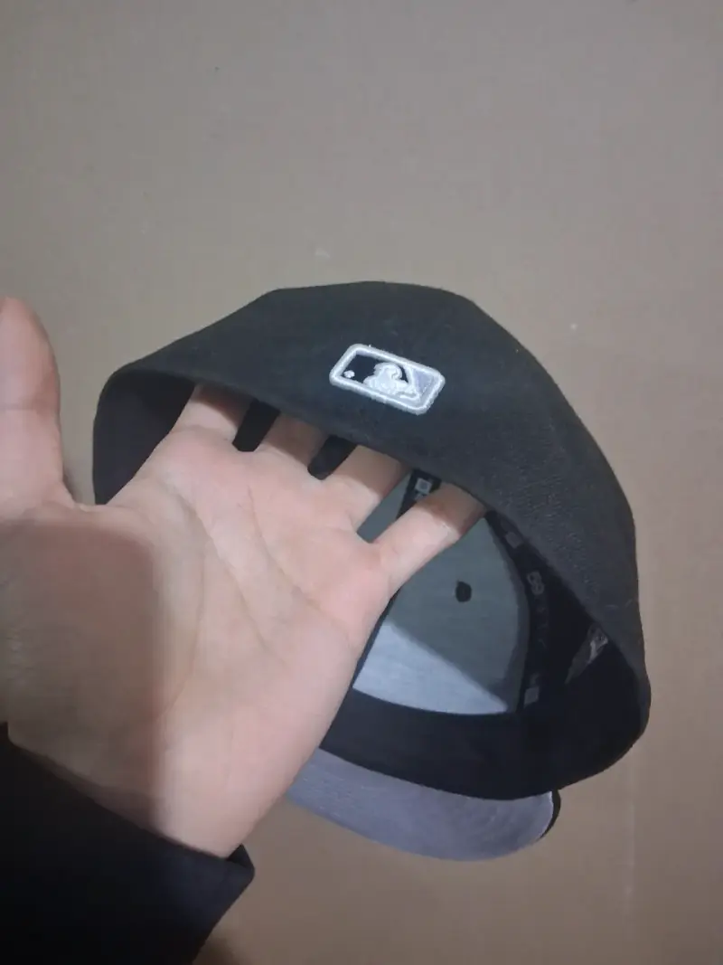 Gorra negra con diseño bordado - 3