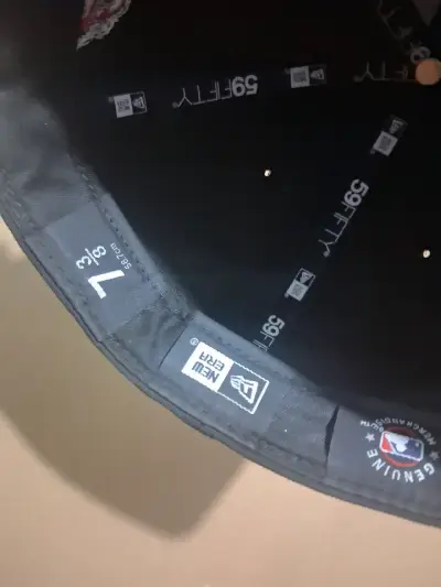 Gorra negra con diseño bordado - miniatura 4