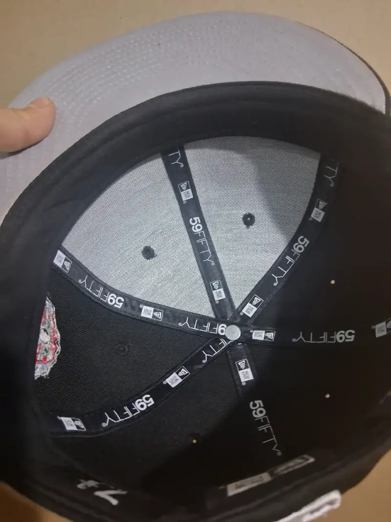Gorra negra con diseño bordado - 5