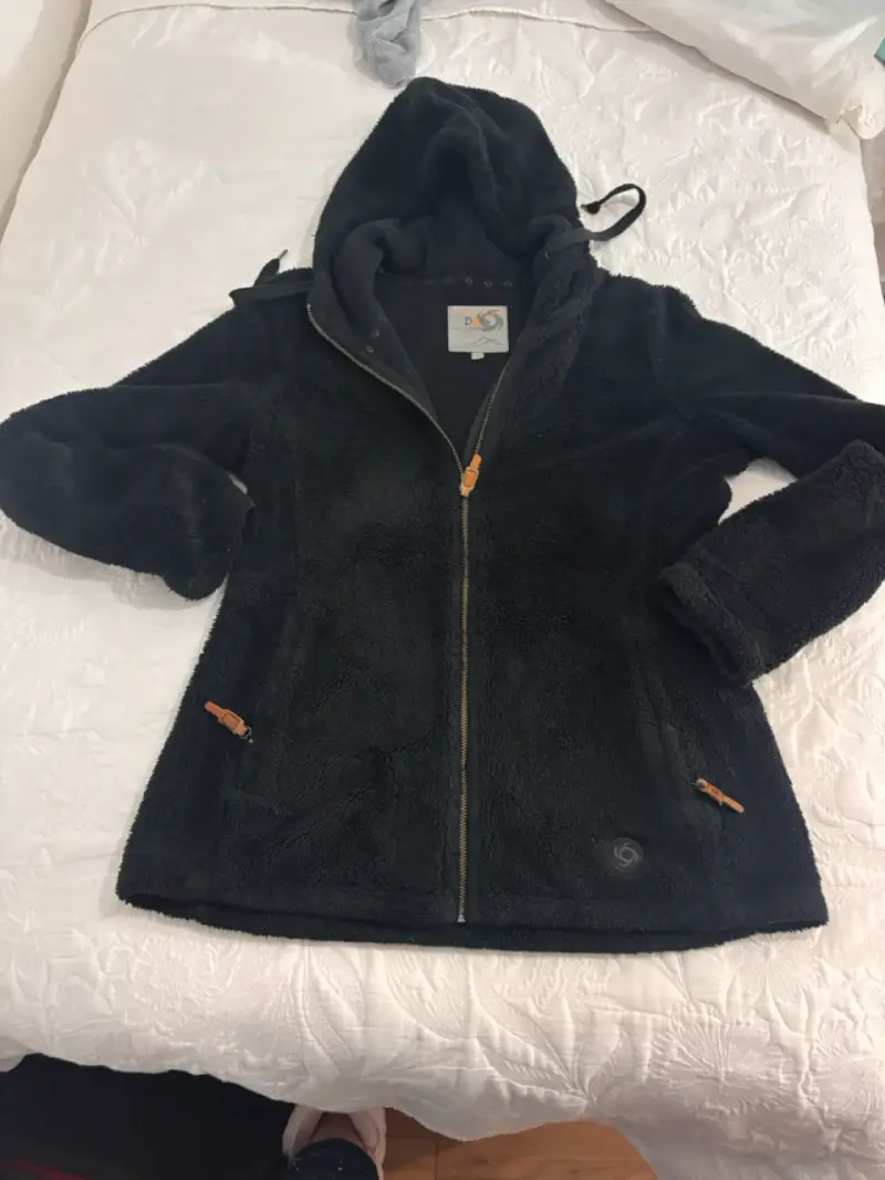 Chaqueta polar negra con capucha - 1