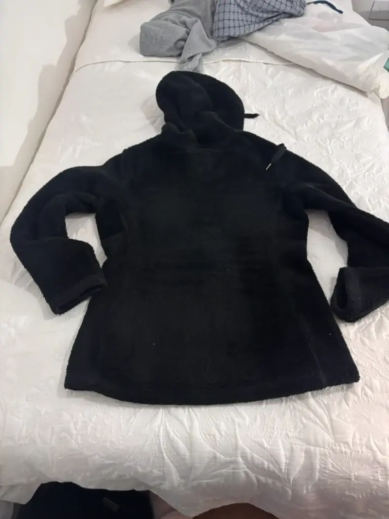 Chaqueta polar negra con capucha - 2