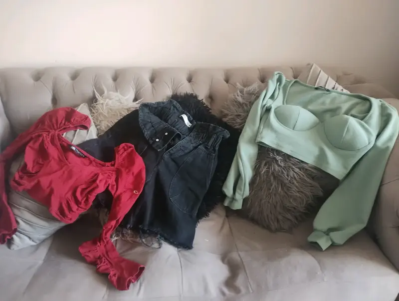 blusa roja shorts negro blusa verde