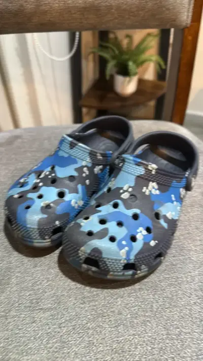 Zuecos infantiles camuflados azul y negro - miniatura 1