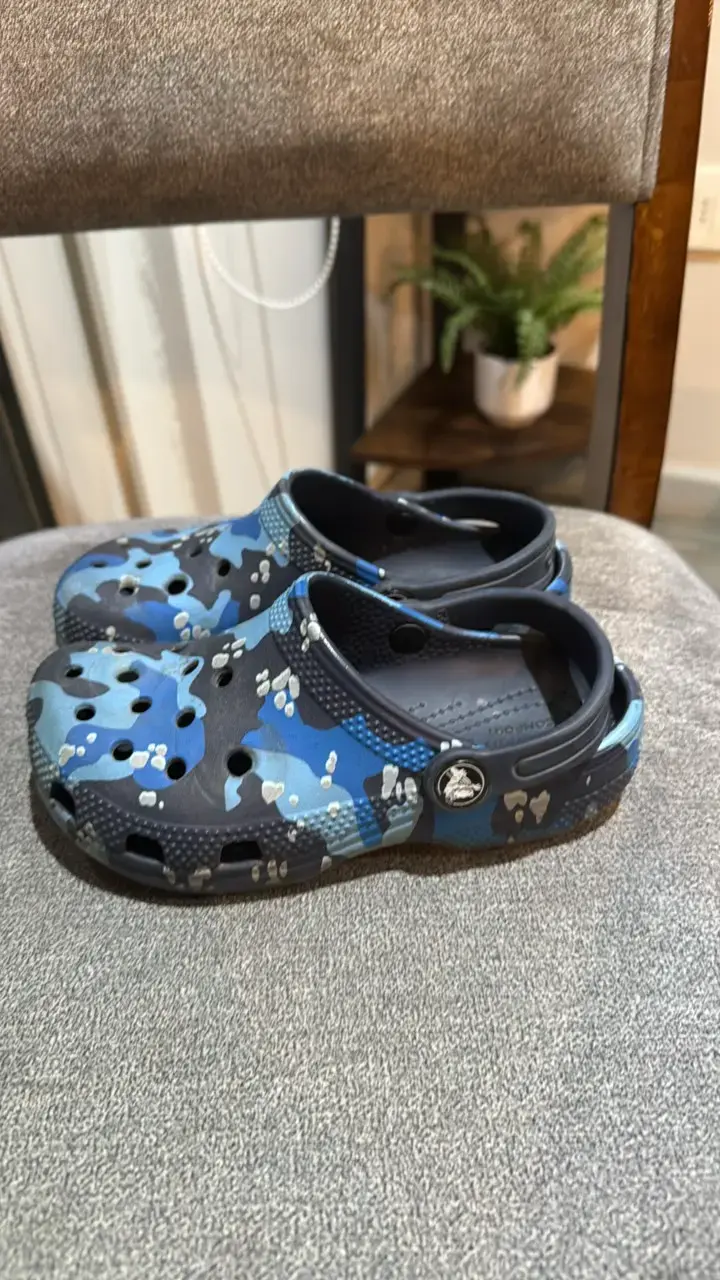 Zuecos infantiles camuflados azul y negro - 2
