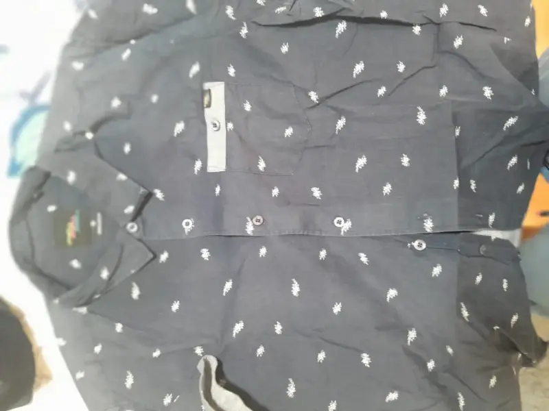 Camisa azul con estampado de hojas - 1