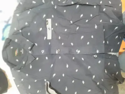 Camisa azul con estampado de hojas - miniatura 1