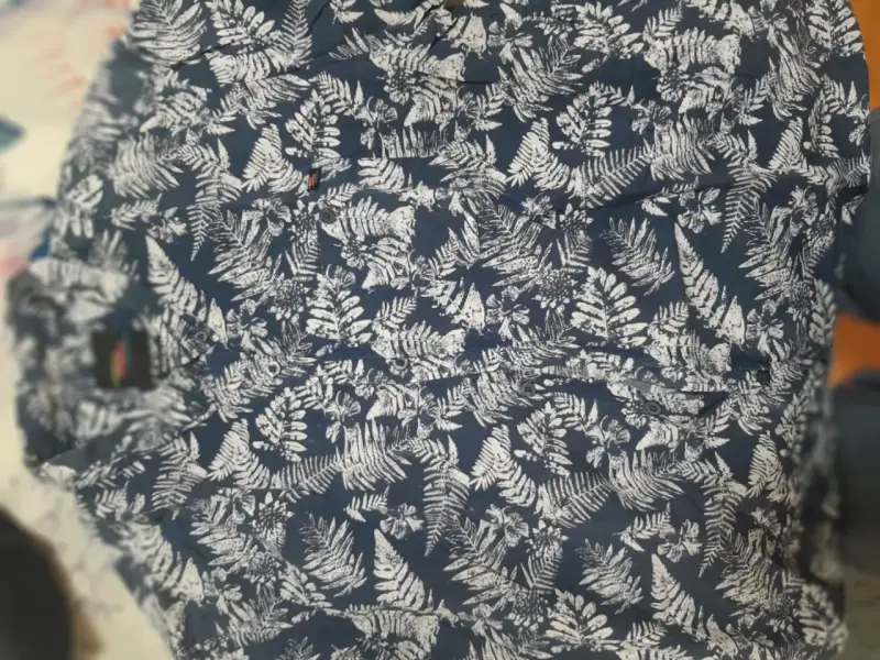 Camisa azul con estampado de hojas - 2