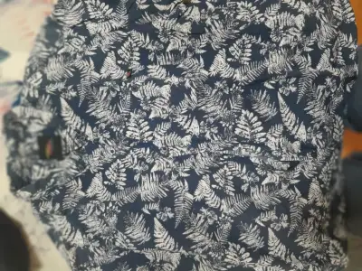 Camisa azul con estampado de hojas - miniatura 2