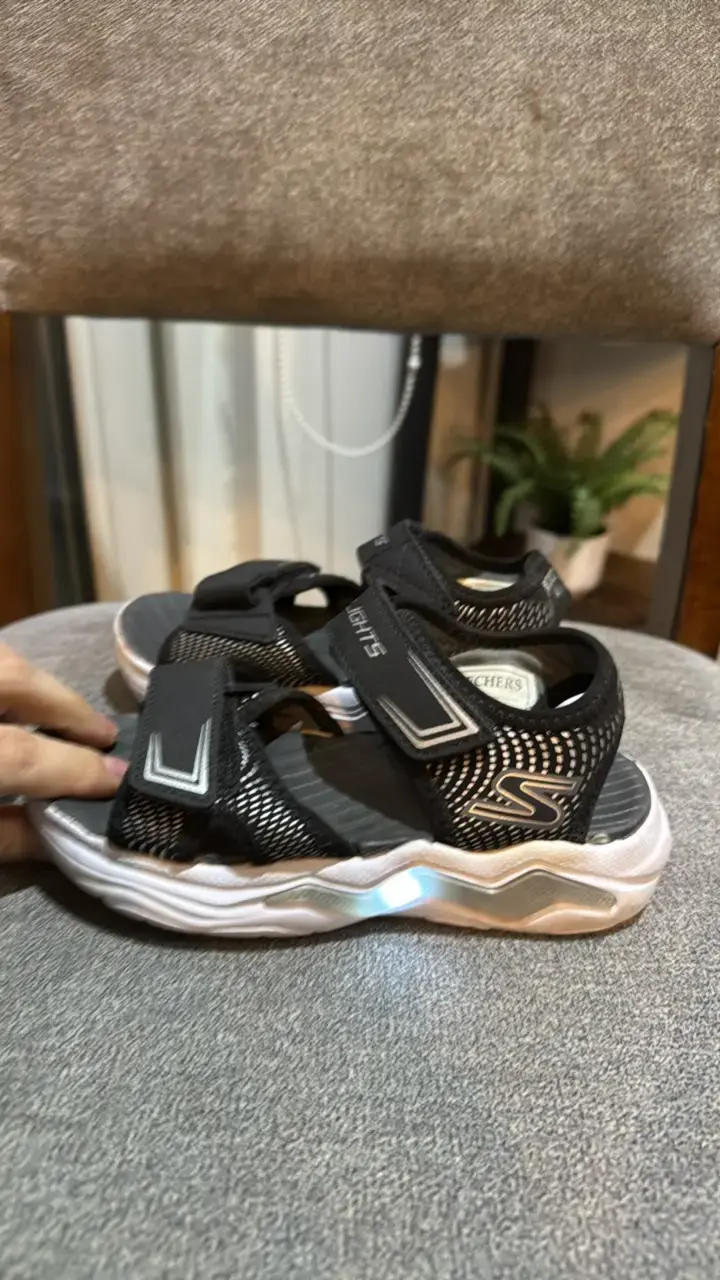 Sandalias deportivas negras Skechers con luces - 3