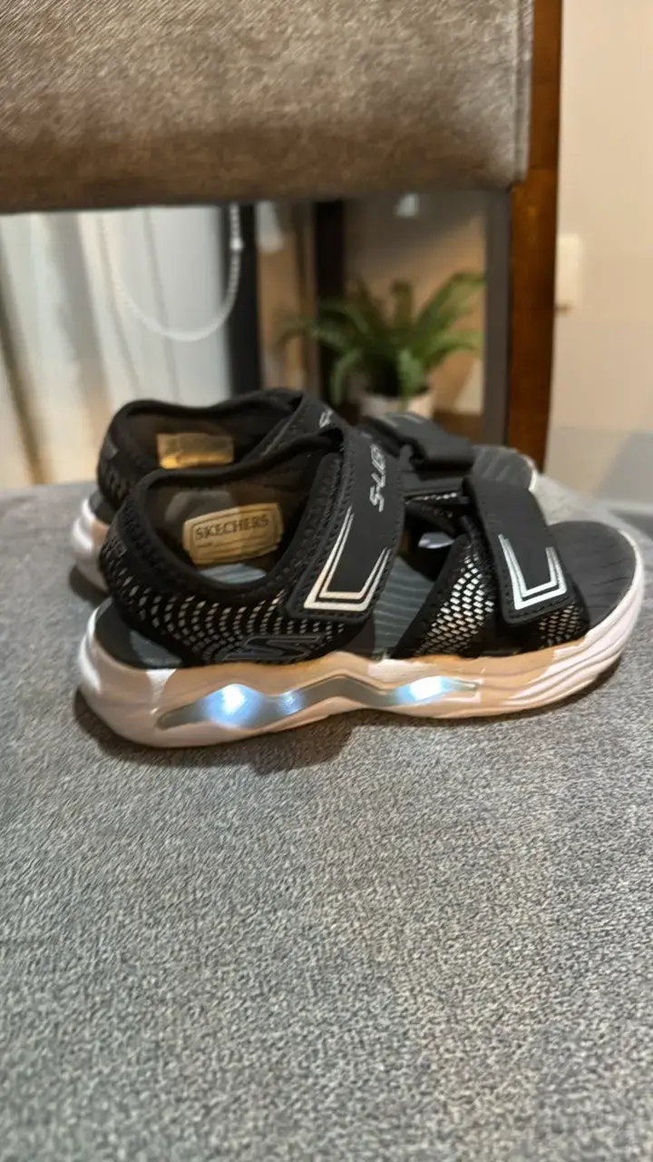 Sandalias deportivas negras Skechers con luces - 4