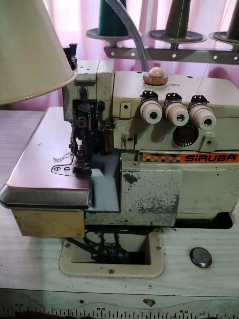 Máquina de coser industrial Siruba - 1