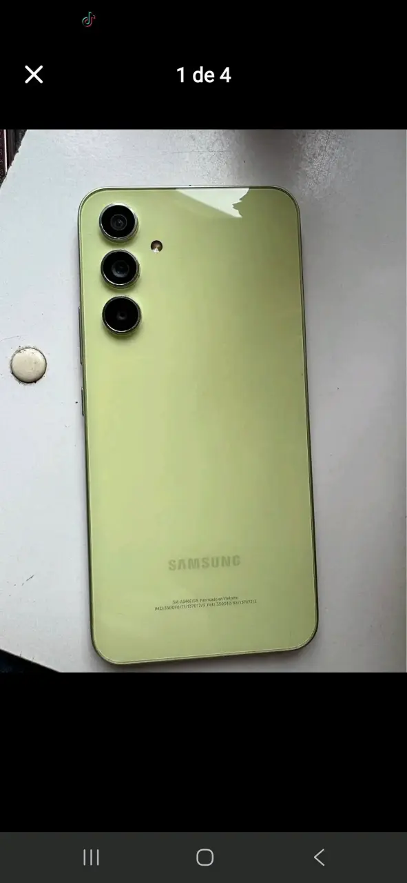 Smartphone Samsung verde en buen estado - 2