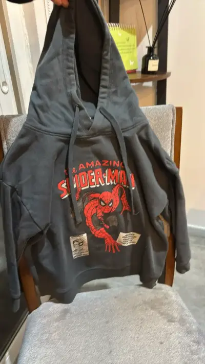 Polerón gris de Spider-Man para hombre - miniatura 2