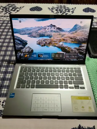 Laptop ASUS con Intel Core i3 y pantalla Full HD - miniatura 1