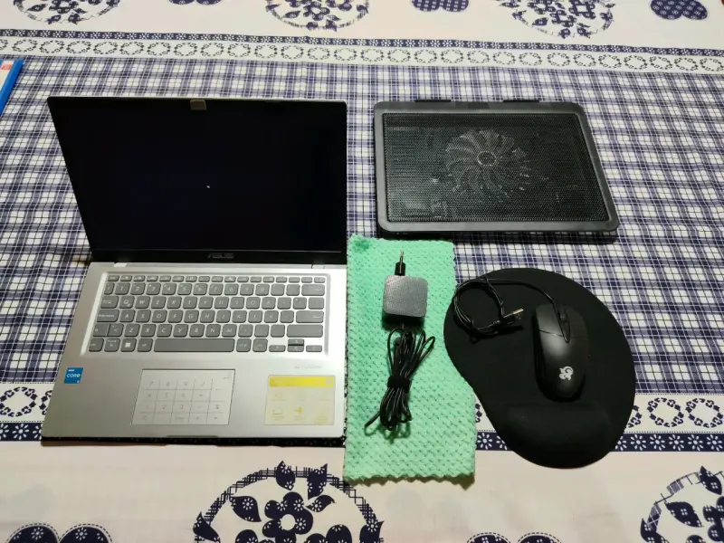 Laptop ASUS con Intel Core i3 y pantalla Full HD - 5