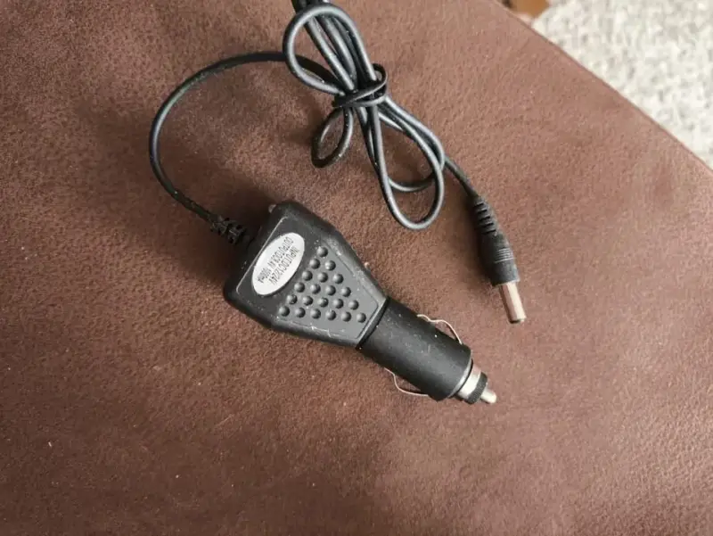 Cargador de auto 12V con conector DC