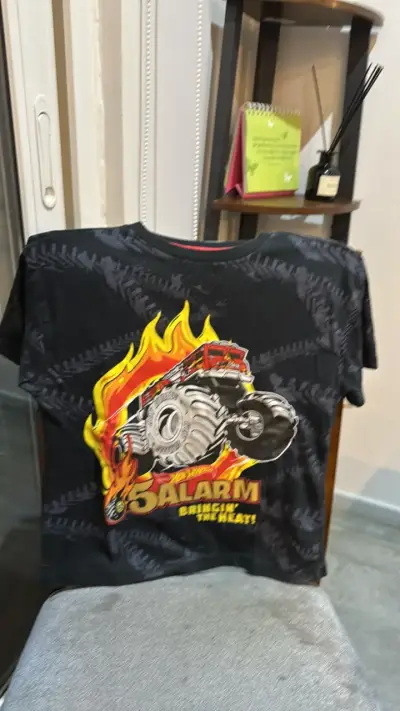 Polera negra Hot Wheels con diseño de camión - miniatura 1