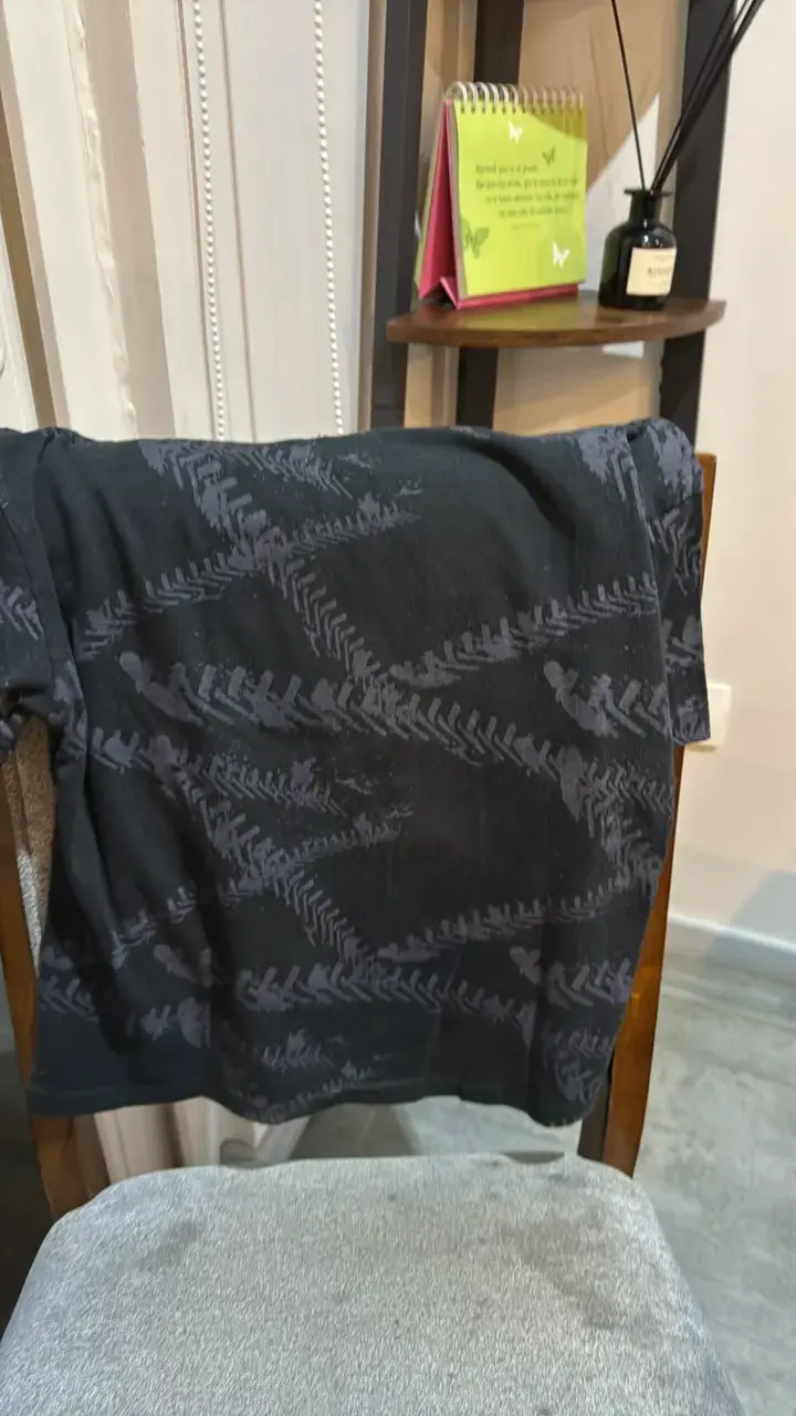 Polera negra Hot Wheels con diseño de camión - 2