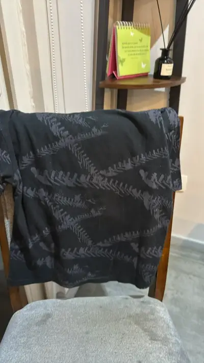 Polera negra Hot Wheels con diseño de camión - miniatura 2