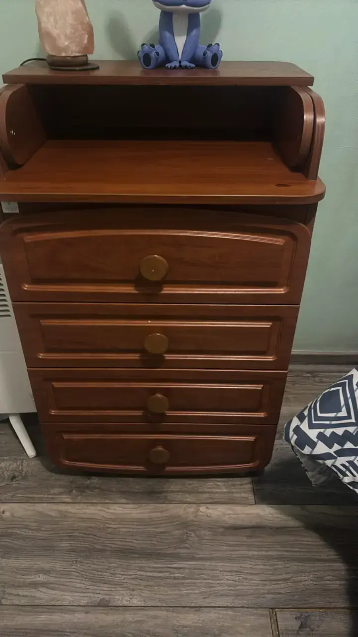 Cómoda de madera con cinco cajones
