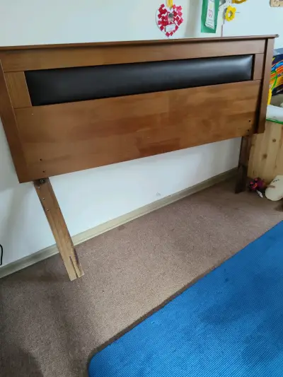 Cabecera de cama de madera con detalle negro - miniatura 1