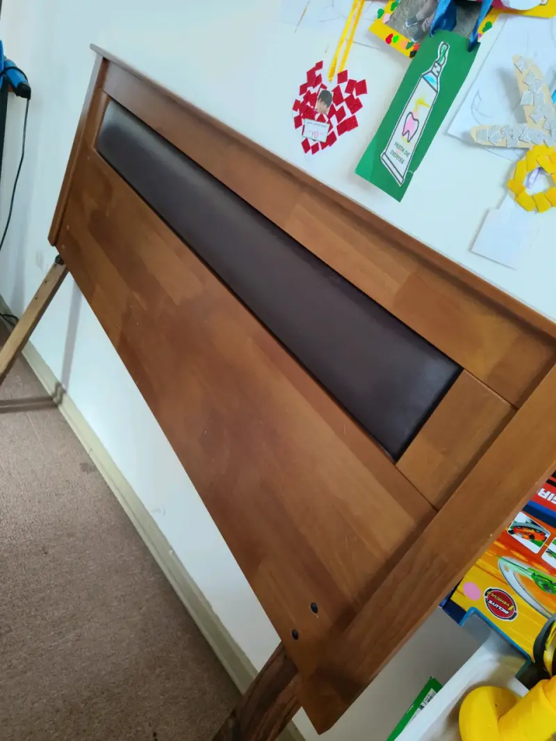 Cabecera de cama de madera con detalle negro - 2