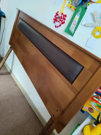 Cabecera de cama de madera con detalle negro - miniatura 2