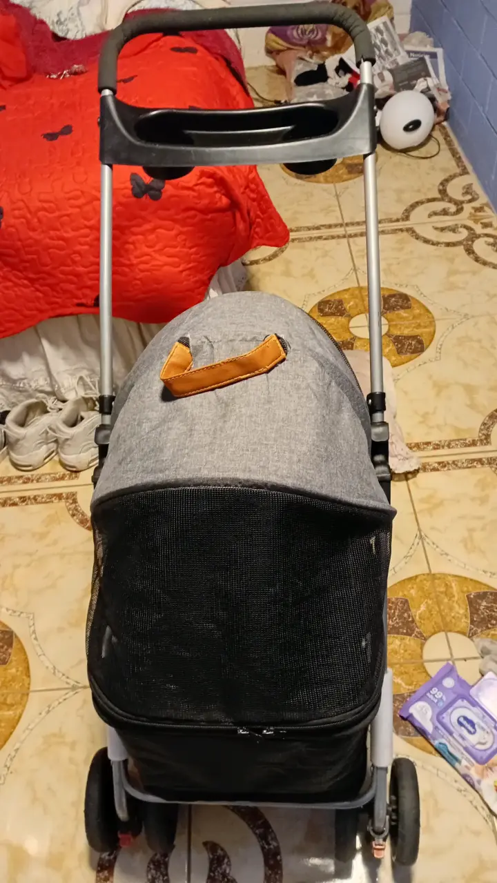 Cuna portátil Costway con malla para mascotas. - 5