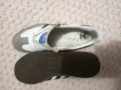 Zapatillas deportivas blancas con suela de goma - miniatura 1