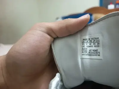 Zapatillas deportivas blancas con suela de goma - miniatura 2