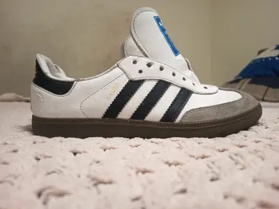 Zapatillas deportivas blancas con suela de goma - miniatura 3