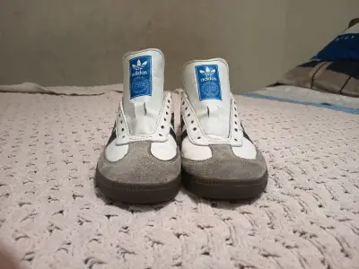 Zapatillas deportivas blancas con suela de goma - miniatura 4