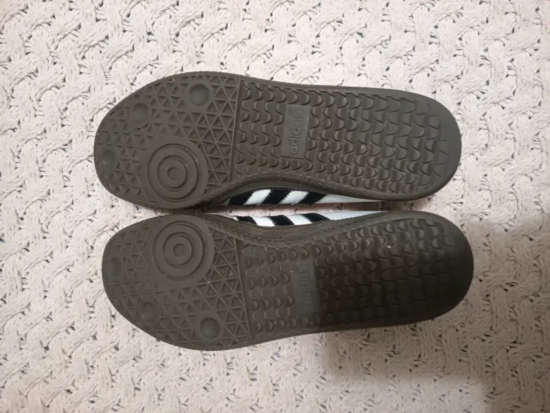 Zapatillas deportivas blancas con suela de goma - 5