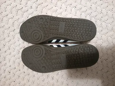 Zapatillas deportivas blancas con suela de goma - miniatura 5