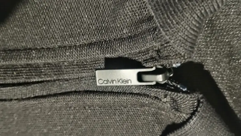 Polera Calvin Klein negra con cierre talla M - 3