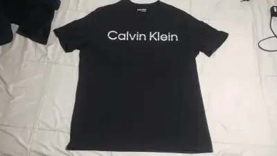 Polera Calvin Klein talla M negra nueva - miniatura 2