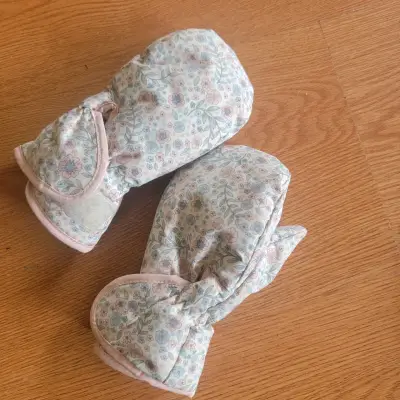 Guantes de bebé con diseño floral - miniatura 1
