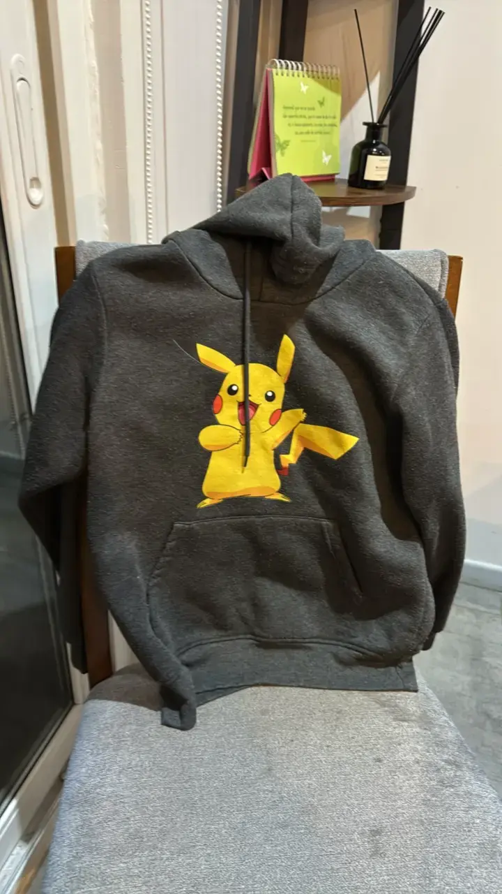 Polerón con capucha Pikachu gris