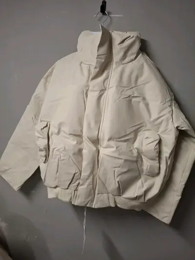 Chaqueta acolchada beige para invierno - miniatura 1