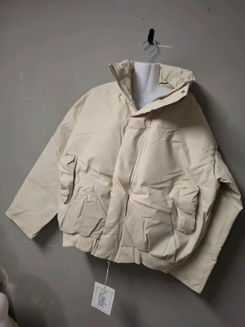 Chaqueta acolchada beige para invierno - 3