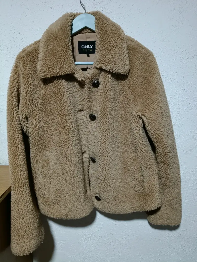 Chaqueta de peluche marrón marca Only