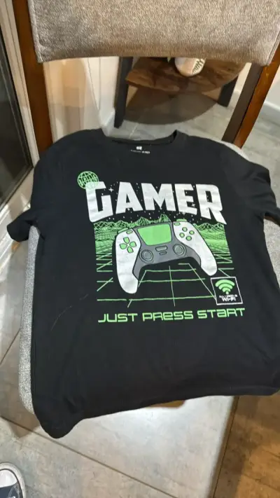 Polera negra gamer con diseño de control - miniatura 1