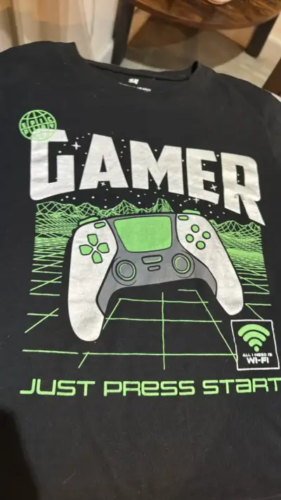 Polera negra gamer con diseño de control - miniatura 2