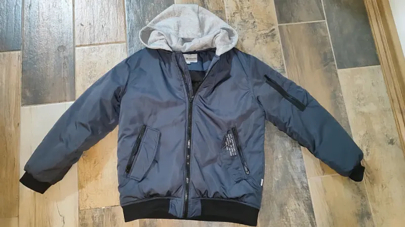 Chaqueta bomber azul con capucha gris - 1