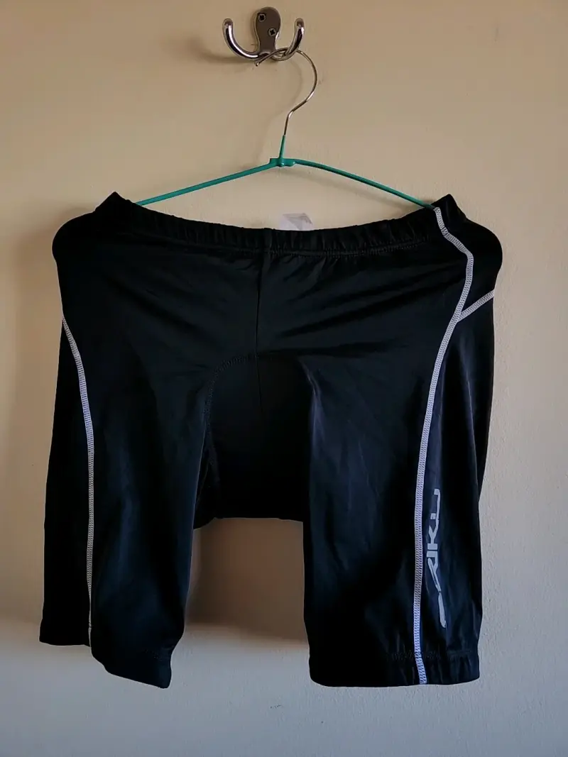 Shorts de ciclismo AKU negros con detalles reflectantes